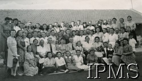 1947, Valivade-Kolhapur, Indie.
Osiedle dla polskich uchodźców. Uczestniczki kursu trykotarskiego w dniu jego zakończenia.
Fot. NN, Kronika osiedla polskiego Valivade-Kolhapur, Indie, tom III, Instytut Polski i Muzeum im. gen. Sikorskiego w Londynie