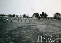 Marzec 1947, Valivade-Kolhapur, Indie.
Osiedle dla polskich uchodźców. Szkolne święto sportowe zorganizowane na zakończenie roku szkolnego. Chłopcy jadą na rowerach.
Fot. NN, Kronika osiedla polskiego Valivade-Kolhapur, Indie, tom III, Instytut Polski i Muzeum im. gen. Sikorskiego w Londynie