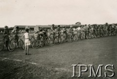 Marzec 1947, Valivade-Kolhapur, Indie.
Osiedle dla polskich uchodźców. Szkolne święto sportowe zorganizowane na zakończenie roku szkolnego. Chłopcy z rowerami przed startem.
Fot. NN, Kronika osiedla polskiego Valivade-Kolhapur, Indie, tom III, Instytut Polski i Muzeum im. gen. Sikorskiego w Londynie