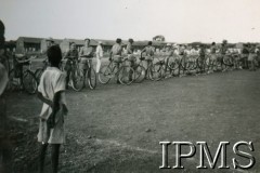 Marzec 1947, Valivade-Kolhapur, Indie.
Osiedle dla polskich uchodźców. Szkolne święto sportowe zorganizowane na zakończenie roku szkolnego. Chłopcy z rowerami przed startem. 
Fot. NN, Kronika osiedla polskiego Valivade-Kolhapur, Indie, tom III, Instytut Polski i Muzeum im. gen. Sikorskiego w Londynie