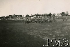 Marzec 1947, Valivade-Kolhapur, Indie.
Osiedle dla polskich uchodźców. Szkolne święto sportowe zorganizowane na zakończenie roku szkolnego. Chłopcy jadą na rowerach.
Fot. NN, Kronika osiedla polskiego Valivade-Kolhapur, Indie, tom III, Instytut Polski i Muzeum im. gen. Sikorskiego w Londynie