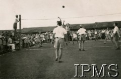 Marzec 1947, Valivade-Kolhapur, Indie.
Osiedle dla polskich uchodźców. Szkolne święto sportowe zorganizowane na zakończenie roku szkolnego. Mecz piłki siatkowej.
Fot. NN, Kronika osiedla polskiego Valivade-Kolhapur, Indie, tom III, Instytut Polski i Muzeum im. gen. Sikorskiego w Londynie