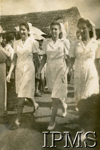 3.05.1947, Valivade-Kolhapur, Indie.
Osiedle dla polskich uchodźców. Obchody rocznicy uchwalenia Konstytucji 3 Maja. Pochód pielęgniarek.
Fot. NN, Kronika osiedla polskiego Valivade-Kolhapur, Indie, tom III, Instytut Polski i Muzeum im. gen. Sikorskiego w Londynie