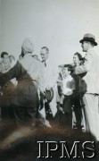 2.06.1947, Valivade-Kolhapur, Indie.
Osiedle dla polskich uchodźców. Przyjazd do osiedla Rezydenta Brytyjskiego Księstwa Kolhapur płk Ballard'a (stoi w środku).
Fot. NN, Kronika osiedla polskiego Valivade-Kolhapur, Indie, tom III, Instytut Polski i Muzeum im. gen. Sikorskiego w Londynie