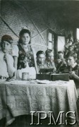 2-7.06.1947, Valivade-Kolhapur, Indie.
Osiedle dla polskich uchodźców. Dzieci przy stoisku wystawowym podczas Tygodnia Uroczystości i Sportu.
Fot. NN, Kronika osiedla polskiego Valivade-Kolhapur, Indie, tom III, Instytut Polski i Muzeum im. gen. Sikorskiego w Londynie