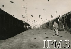 2-7.06.1947, Valivade-Kolhapur, Indie.
Osiedle dla polskich uchodźców ozdobione z okazji Tygodnia Uroczystości i Sportu.
Fot. NN, Kronika osiedla polskiego Valivade-Kolhapur, Indie, tom III, Instytut Polski i Muzeum im. gen. Sikorskiego w Londynie