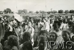 2-7.06.1947, Valivade-Kolhapur, Indie.
Osiedle dla polskich uchodźców. Mieszkańcy osiedla oczekują na gości, którzy przybyli, by uczestniczyć w Tygodniu Uroczystości i Sportu.
Fot. NN, Kronika osiedla polskiego Valivade-Kolhapur, Indie, tom III, Instytut Polski i Muzeum im. gen. Sikorskiego w Londynie