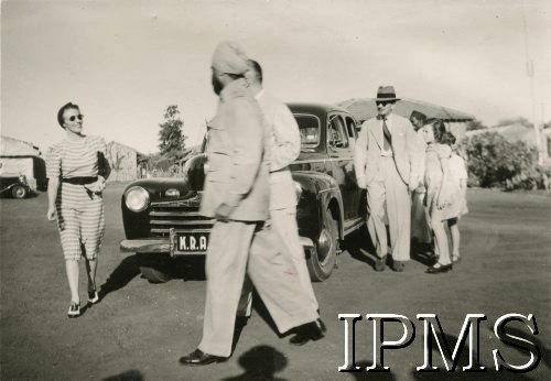 2-7.06.1947, Valivade-Kolhapur, Indie.
Osiedle dla polskich uchodźców. Sekretarz Rezydenta Brytyjskiego Księstwa Kolhapur z małżonką z wizytą w osiedlu.
Fot. NN, Kronika osiedla polskiego Valivade-Kolhapur, Indie, tom III, Instytut Polski i Muzeum im. gen. Sikorskiego w Londynie