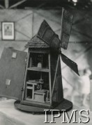 2-7.06.1947, Valivade-Kolhapur, Indie.
Osiedle dla polskich uchodźców. Model wiatraka polskiego wykonany przez uczniów w szkolnej pracowni robót ręcznych. Model wystawiony podczas Tygodnia Uroczystości i Sportu.
Fot. NN, Kronika osiedla polskiego Valivade-Kolhapur, Indie, tom III, Instytut Polski i Muzeum im. gen. Sikorskiego w Londynie