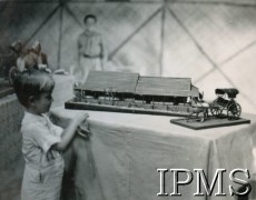 2-7.06.1947, Valivade-Kolhapur, Indie.
Osiedle dla polskich uchodźców. Model domu polskiego wykonany przez uczniów w szkolnej pracowni robót ręcznych. Model wystawiony podczas Tygodnia Uroczystości i Sportu.
Fot. NN, Kronika osiedla polskiego Valivade-Kolhapur, Indie, tom III, Instytut Polski i Muzeum im. gen. Sikorskiego w Londynie