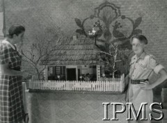 2-7.06.1947, Valivade-Kolhapur, Indie.
Osiedle dla polskich uchodźców. Model domu polskiego wykonany przez uczniów w szkolnej pracowni robót ręcznych. Model wystawiony podczas Tygodnia Uroczystości i Sportu.
Fot. NN, Kronika osiedla polskiego Valivade-Kolhapur, Indie, tom III, Instytut Polski i Muzeum im. gen. Sikorskiego w Londynie