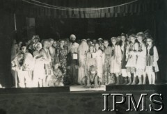 2-7.06.1947, Valivade-Kolhapur, Indie.
Osiedle dla polskich uchodźców. Uczestnicy rewii zorganizowanej podczas Tygodnia Uroczystości i Sportu.
Fot. NN, Kronika osiedla polskiego Valivade-Kolhapur, Indie, tom III, Instytut Polski i Muzeum im. gen. Sikorskiego w Londynie