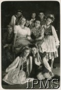2-7.06.1947, Valivade-Kolhapur, Indie.
Osiedle dla polskich uchodźców. Grupa z zespołu regionalnego Referatu Kulturalno-Oświatowego.
Fot. NN, Kronika osiedla polskiego Valivade-Kolhapur, Indie, tom III, Instytut Polski i Muzeum im. gen. Sikorskiego w Londynie