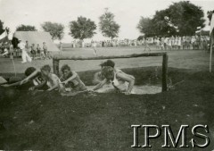 7.06.1947, Valivade-Kolhapur, Indie.
Osiedle dla polskich uchodźców. Zawody sportowe zorganizowane podczas Tygodnia Uroczystości i Sportu. Bieg z przeszkodami.
Fot. NN, Kronika osiedla polskiego Valivade-Kolhapur, Indie, tom III, Instytut Polski i Muzeum im. gen. Sikorskiego w Londynie