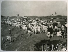 1947, Valivade-Kolhapur, Indie.
Osiedle dla polskich uchodźców. Tłum zgromadzony w dniu odjazdu części mieszkańców osiedla do Polski.
Fot. NN, Kronika osiedla polskiego Valivade-Kolhapur, Indie, tom III, Instytut Polski i Muzeum im. gen. Sikorskiego w Londynie