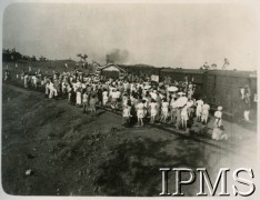 1947, Valivade-Kolhapur, Indie.
Osiedle dla polskich uchodźców. Powrót Polaków do kraju, tłum zgromadzony przy pociągu. 
Fot. NN, Kronika osiedla polskiego Valivade-Kolhapur, Indie, tom III, Instytut Polski i Muzeum im. gen. Sikorskiego w Londynie