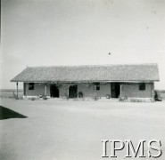 1942-1946, Jamnagar, Indie.
Osiedle dla polskich dzieci ewakuowanych z ZSRR. Widok na budynek w osiedlu.
Fot. NN, Kronika osiedla polskiego Valivade-Kolhapur, Indie, tom III, Instytut Polski i Muzeum im. gen. Sikorskiego w Londynie