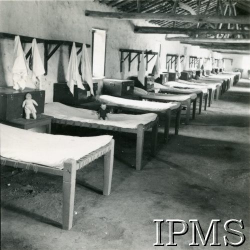 1942-1946, Jamnagar, Indie.
Osiedle dla polskich dzieci ewakuowanych z ZSRR. Wnętrze pomieszczenia, w którym mieszkały dzieci.
Fot. NN, Kronika osiedla polskiego Valivade-Kolhapur, Indie, tom III, Instytut Polski i Muzeum im. gen. Sikorskiego w Londynie