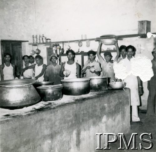 1942-1946, Jamnagar, Indie.
Osiedle dla polskich dzieci ewakuowanych z ZSRR. Hindusi w kuchni.
Fot. NN, Kronika osiedla polskiego Valivade-Kolhapur, Indie, tom III, Instytut Polski i Muzeum im. gen. Sikorskiego w Londynie