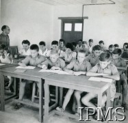 1942-1946, Jamnagar, Indie.
Osiedle dla polskich dzieci ewakuowanych z ZSRR. Dzieci podczas lekcji religii.
Fot. NN, Kronika osiedla polskiego Valivade-Kolhapur, Indie, tom III, Instytut Polski i Muzeum im. gen. Sikorskiego w Londynie