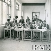 1942-1946, Jamnagar, Indie.
Osiedle dla polskich dzieci ewakuowanych z ZSRR. Zajęcia z robót ręcznych.
Fot. NN, Kronika osiedla polskiego Valivade-Kolhapur, Indie, tom III, Instytut Polski i Muzeum im. gen. Sikorskiego w Londynie