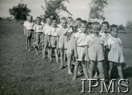 1942-1946, Jamnagar, Indie.
Osiedle dla polskich dzieci ewakuowanych z ZSRR. Przedszkolaki na spacerze.
Fot. NN, Kronika osiedla polskiego Valivade-Kolhapur, Indie, tom III, Instytut Polski i Muzeum im. gen. Sikorskiego w Londynie