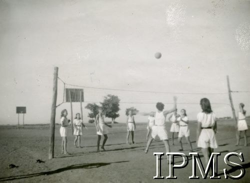 1942-1946, Jamnagar, Indie.
Osiedle dla polskich dzieci ewakuowanych z ZSRR. Mecz piłki siatkowej.
Fot. NN, Kronika osiedla polskiego Valivade-Kolhapur, Indie, tom III, Instytut Polski i Muzeum im. gen. Sikorskiego w Londynie