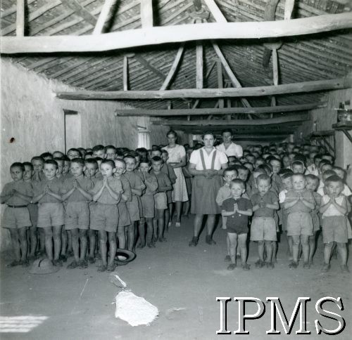 1942-1946, Jamnagar, Indie.
Osiedle dla polskich dzieci ewakuowanych z ZSRR. Modlitwa dzieci.
Fot. NN, Kronika osiedla polskiego Valivade-Kolhapur, Indie, tom III, Instytut Polski i Muzeum im. gen. Sikorskiego w Londynie