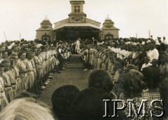 1944, Karachi, Indie.
Obóz przejściowy dla polskich uchodźców. Uroczystość bierzmowania.
Fot. NN, Kronika osiedla polskiego Valivade-Kolhapur, Indie, tom III, Instytut Polski i Muzeum im. gen. Sikorskiego w Londynie