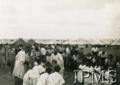 1944, Karachi, Indie.
Obóz przejściowy dla polskich uchodźców. Uroczystość bierzmowania, sakramentu udziela biskup Albin von Mildenburg.
Fot. NN, Kronika osiedla polskiego Valivade-Kolhapur, Indie, tom III, Instytut Polski i Muzeum im. gen. Sikorskiego w Londynie