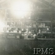 1942-1945, Karachi, Indie.
Obóz przejściowy dla polskich uchodźców. Sklep Spółdzielni 