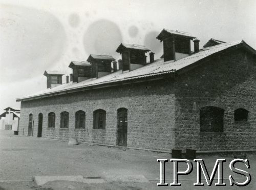 1942-1945, Karachi, Indie.
Obóz przejściowy dla polskich uchodźców. Budynek, w którym zlokalizowano kuchnię.
Fot. NN, Kronika osiedla polskiego Valivade-Kolhapur, Indie, tom III, Instytut Polski i Muzeum im. gen. Sikorskiego w Londynie