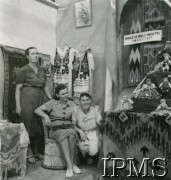1942-1945, Karachi, Indie.
Stoisko Polaków z obozu przejściowego dla uchodźców na wystawie wojennej.
Fot. NN, Kronika osiedla polskiego Valivade-Kolhapur, Indie, tom III, Instytut Polski i Muzeum im. gen. Sikorskiego w Londynie