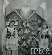 1942-1945, Karachi, Indie.
Stoisko Polaków z obozu przejściowego dla uchodźców na wystawie wojennej. Kobiety w strojach regionalnych prezentują lalki w polskich strojach.
Fot. NN, Kronika osiedla polskiego Valivade-Kolhapur, Indie, tom III, Instytut Polski i Muzeum im. gen. Sikorskiego w Londynie