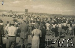 31.12.1944, Karachi, Indie.
Obóz przejściowy dla polskich uchodźców. Święto sportowe, kibice obserwują zawody.
Fot. NN, Kronika osiedla polskiego Valivade-Kolhapur, Indie, tom III, Instytut Polski i Muzeum im. gen. Sikorskiego w Londynie