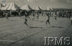 31.12.1944, Karachi, Indie.
Obóz przejściowy dla polskich uchodźców. Święto sportowe,  młodzież podczas biegu.
Fot. NN, Kronika osiedla polskiego Valivade-Kolhapur, Indie, tom III, Instytut Polski i Muzeum im. gen. Sikorskiego w Londynie