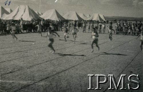 31.12.1944, Karachi, Indie.
Obóz przejściowy dla polskich uchodźców. Święto sportowe,  młodzież podczas biegu.
Fot. NN, Kronika osiedla polskiego Valivade-Kolhapur, Indie, tom III, Instytut Polski i Muzeum im. gen. Sikorskiego w Londynie