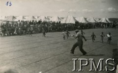 31.12.1944, Karachi, Indie.
Obóz przejściowy dla polskich uchodźców. Święto sportowe, najmłodsi uczestnicy podczas biegu.
Fot. NN, Kronika osiedla polskiego Valivade-Kolhapur, Indie, tom III, Instytut Polski i Muzeum im. gen. Sikorskiego w Londynie