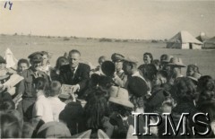 31.12.1944, Karachi, Indie.
Obóz przejściowy dla polskich uchodźców. Święto sportowe, rozdawanie nagród.
Fot. NN, Kronika osiedla polskiego Valivade-Kolhapur, Indie, tom III, Instytut Polski i Muzeum im. gen. Sikorskiego w Londynie