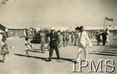 3.05.1944, Karachi, Indie.
Obóz przejściowy dla polskich uchodźców. Obchody rocznicy uchwalenia Konstytucji 3 Maja. W uroczystościach wzięli udział Gubernator Prowincji Sind, lord i lady Dow.
Fot. NN, Kronika osiedla polskiego Valivade-Kolhapur, Indie, tom III, Instytut Polski i Muzeum im. gen. Sikorskiego w Londynie