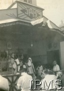 3.05.1944, Karachi, Indie.
Obóz przejściowy dla polskich uchodźców. Obchody rocznicy uchwalenia Konstytucji 3 Maja. Msza święta w kaplicy celebrowana przez arcybiskupa Bombaju Robertsa.
Fot. NN, Kronika osiedla polskiego Valivade-Kolhapur, Indie, tom III, Instytut Polski i Muzeum im. gen. Sikorskiego w Londynie