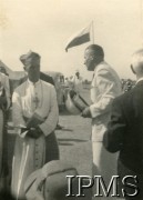 3.05.1944, Karachi, Indie.
Obóz przejściowy dla polskich uchodźców. Obchody rocznicy uchwalenia Konstytucji 3 Maja. Kierownik ekspozytury Z. Rosada wita arcybiskupa Robertsa.
Fot. NN, Kronika osiedla polskiego Valivade-Kolhapur, Indie, tom III, Instytut Polski i Muzeum im. gen. Sikorskiego w Londynie