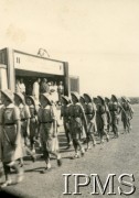 3.05.1944, Karachi, Indie.
Obóz przejściowy dla polskich uchodźców. Obchody rocznicy uchwalenia Konstytucji 3 Maja. Uroczysta defilada harcerzy.
Fot. NN, Kronika osiedla polskiego Valivade-Kolhapur, Indie, tom III, Instytut Polski i Muzeum im. gen. Sikorskiego w Londynie