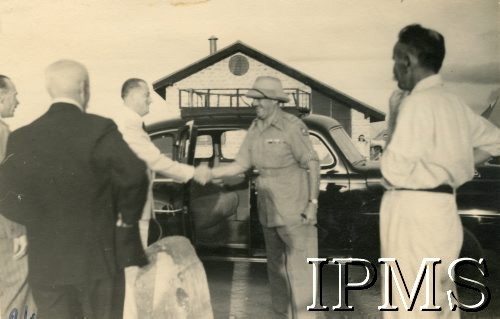 3.05.1944, Karachi, Indie.
Obóz przejściowy dla polskich uchodźców. Obchody rocznicy uchwalenia Konstytucji 3 Maja. Powitanie gości.
Fot. NN, Kronika osiedla polskiego Valivade-Kolhapur, Indie, tom III, Instytut Polski i Muzeum im. gen. Sikorskiego w Londynie