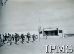 3.05.1944, Karachi, Indie.
Obóz przejściowy dla polskich uchodźców. Obchody rocznicy uchwalenia Konstytucji 3 Maja. Orkiestra hinduska gra podczas uroczystości rocznicowych.
Fot. NN, Kronika osiedla polskiego Valivade-Kolhapur, Indie, tom III, Instytut Polski i Muzeum im. gen. Sikorskiego w Londynie