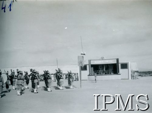 3.05.1944, Karachi, Indie.
Obóz przejściowy dla polskich uchodźców. Obchody rocznicy uchwalenia Konstytucji 3 Maja. Orkiestra hinduska gra podczas uroczystości rocznicowych.
Fot. NN, Kronika osiedla polskiego Valivade-Kolhapur, Indie, tom III, Instytut Polski i Muzeum im. gen. Sikorskiego w Londynie