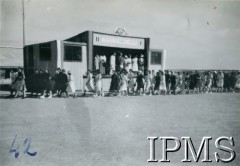 3.05.1944, Karachi, Indie.
Obóz przejściowy dla polskich uchodźców. Defilada podczas obchodów rocznicy uchwalenia Konstytucji 3 Maja.
Fot. NN, Kronika osiedla polskiego Valivade-Kolhapur, Indie, tom III, Instytut Polski i Muzeum im. gen. Sikorskiego w Londynie