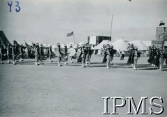 3.05.1944, Karachi, Indie.
Obóz przejściowy dla polskich uchodźców. Obchody rocznicy uchwalenia Konstytucji 3 Maja. Orkiestra hinduska gra podczas uroczystości rocznicowych.
Fot. NN, Kronika osiedla polskiego Valivade-Kolhapur, Indie, tom III, Instytut Polski i Muzeum im. gen. Sikorskiego w Londynie