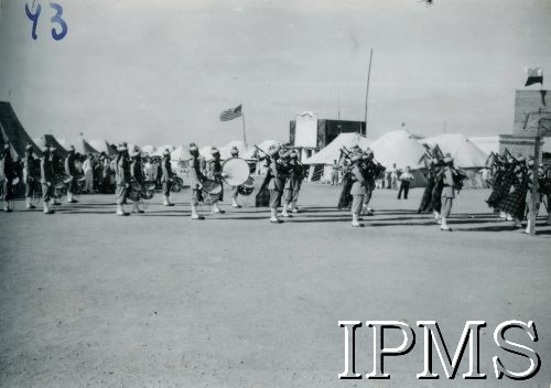 3.05.1944, Karachi, Indie.
Obóz przejściowy dla polskich uchodźców. Obchody rocznicy uchwalenia Konstytucji 3 Maja. Orkiestra hinduska gra podczas uroczystości rocznicowych.
Fot. NN, Kronika osiedla polskiego Valivade-Kolhapur, Indie, tom III, Instytut Polski i Muzeum im. gen. Sikorskiego w Londynie