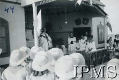 3.05.1944, Karachi, Indie.
Obóz przejściowy dla polskich uchodźców. Obchody rocznicy uchwalenia Konstytucji 3 Maja. Ks. abp Roberts wygłasza homilię podczas uroczystej mszy świętej.
Fot. NN, Kronika osiedla polskiego Valivade-Kolhapur, Indie, tom III, Instytut Polski i Muzeum im. gen. Sikorskiego w Londynie